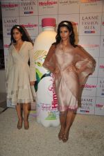 at Wendell Rodericks first look for Lakme in Olive, Bandra, Mumbai on 8th Aug 2011 (30).JPG